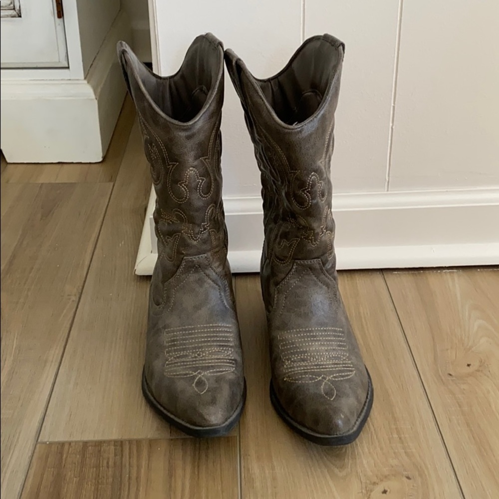 Mossimo boots size 8.5